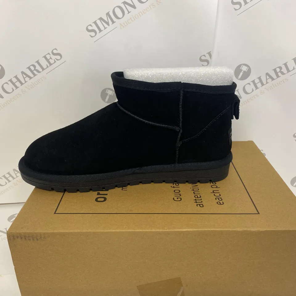 BOXED PAIR OF EVELLYHOOTD FOOTWEAR SIZE 40 WITH GLOVES AND SLIPPERS