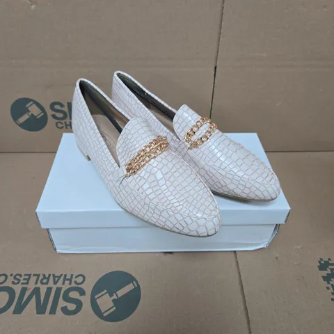 SPOT ON WOMEN’S CREAM CROCODILE-PATTERN LOAFERS WITH GOLD CHAIN – UK 5