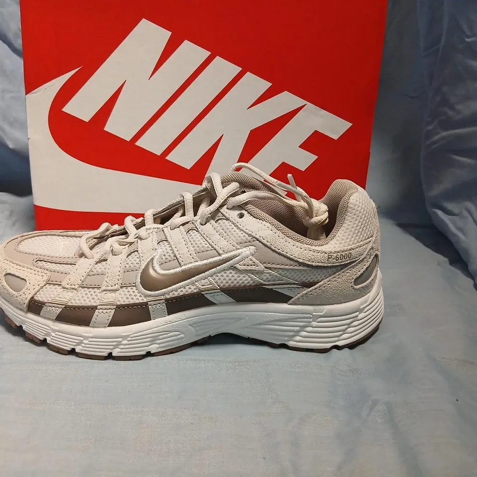 NIKE P-6000 GS YOUTH TRAINERS – PHANTOM/MINK BROWN (UK 4 / 4.5Y)