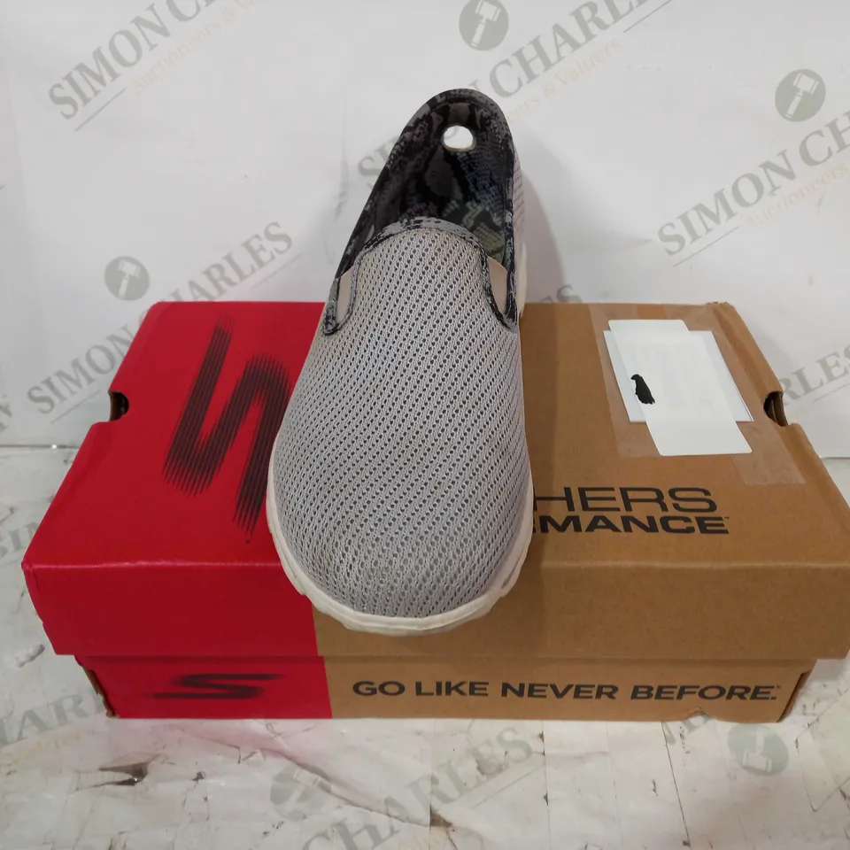 SKECHERS ORIGINAL GO WALK SLIP ON TRAINERS IN GREY - UK SIZE 6