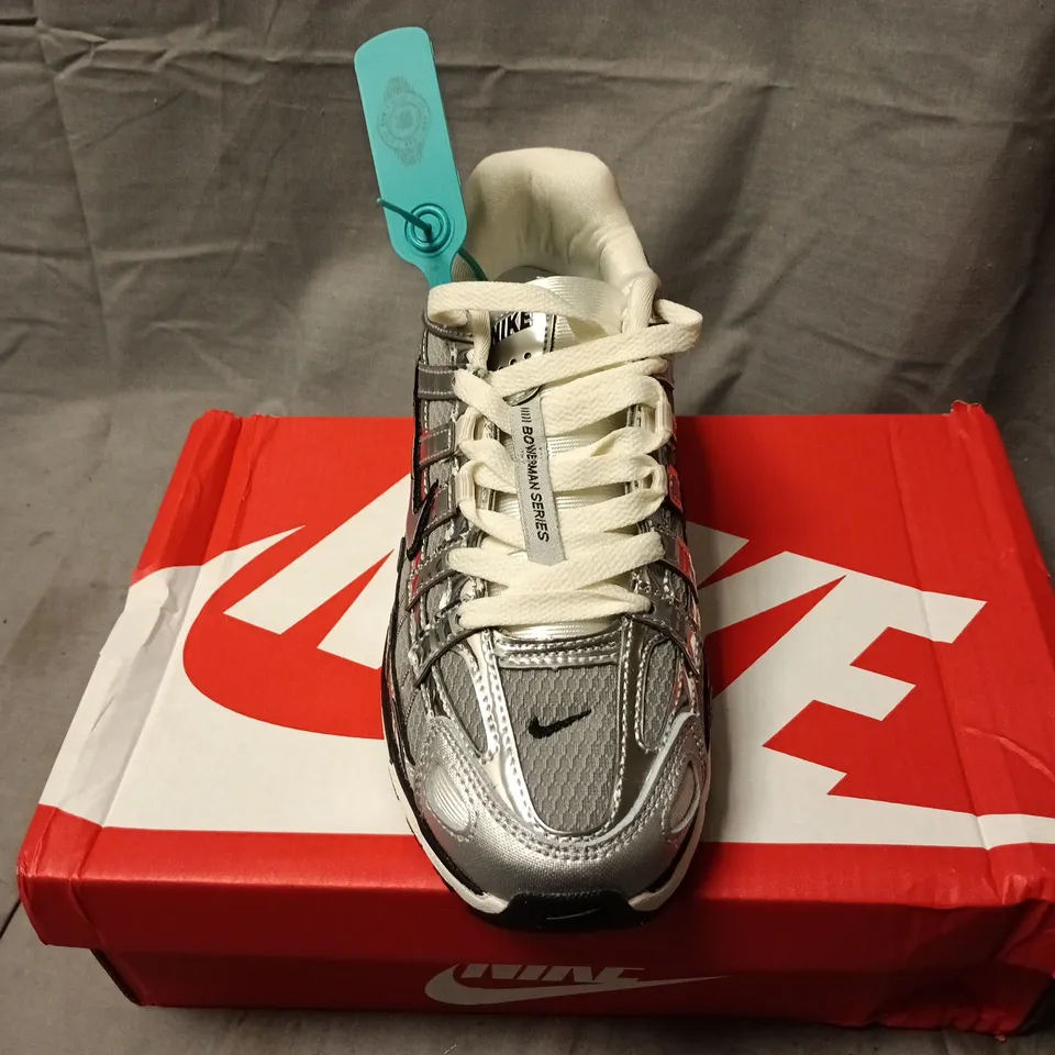 NIKE BOWERMAN SERIES RUNNING SHOES – SILVER/GREY SIZE 4.5