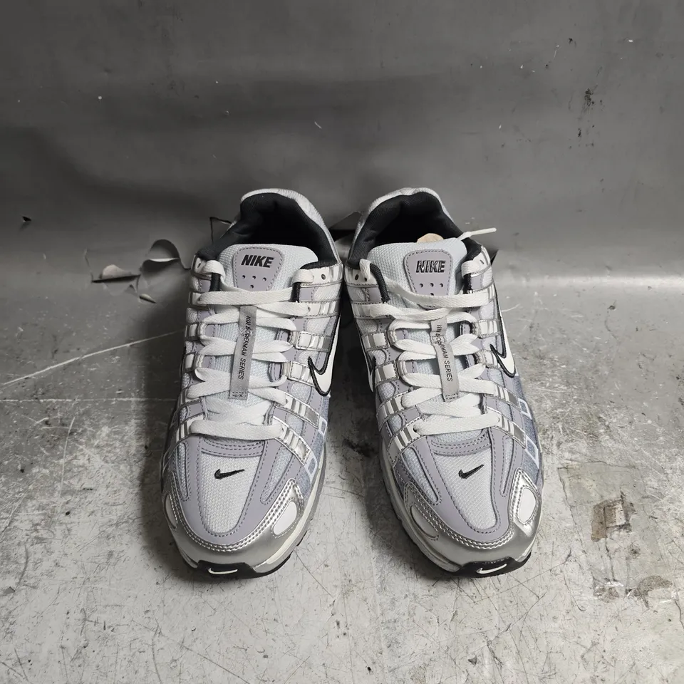 UNBOXED PAIR OF NIKE BOWERMAN SERIES RIDELINER TRAINERS IN SILVER - UK 7.5