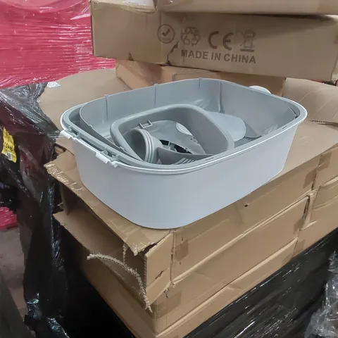 PALLET CONTAINING A VERY LARGE QUANTITY OF CAT LITTER TRAYS