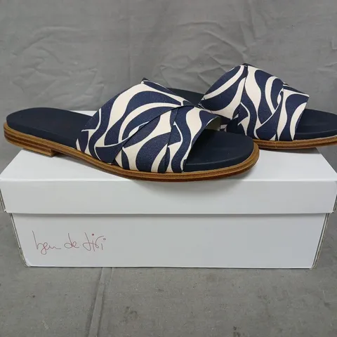 BOXED PAIR OF BEN DE LISI OPEN TOE SANDALS IN NAVY SIZE UK 7