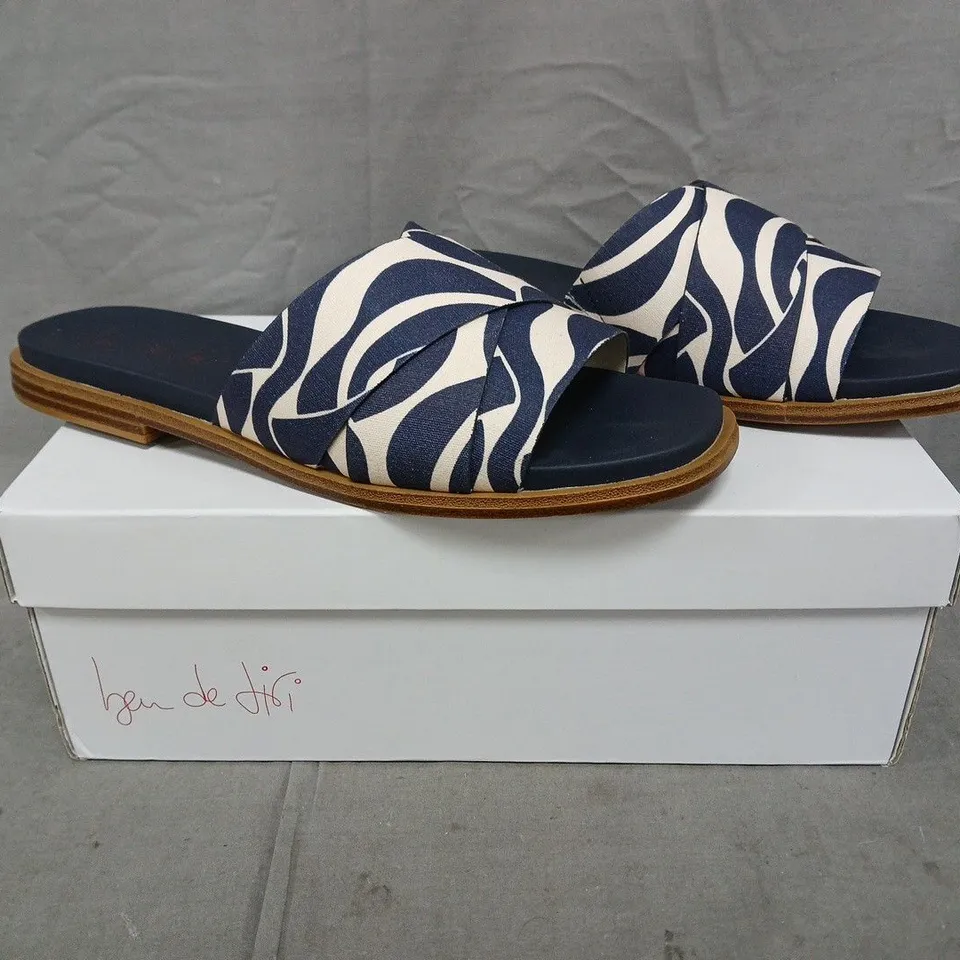 BOXED PAIR OF BEN DE LISI OPEN TOE SANDALS IN NAVY SIZE UK 7