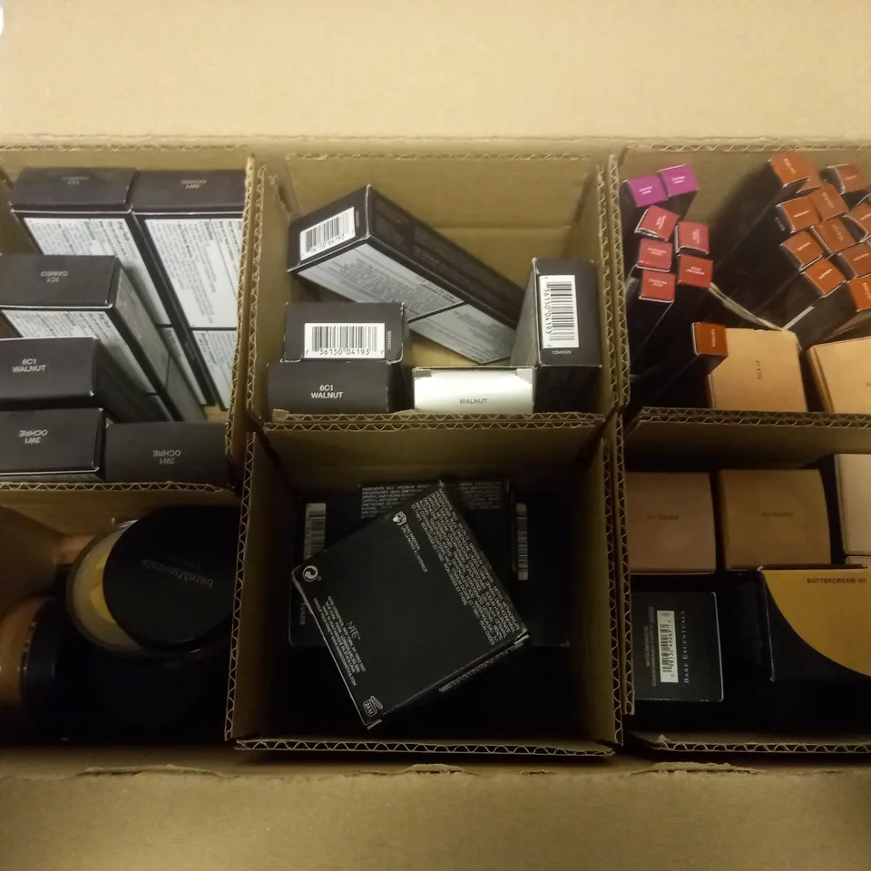 BOX OF APPROX 30 ASSORTED HEALTH AND BEAUTY ITEMS TO INCLUDE - NARS SOFT VELVET LOOSE POWDER - BARE MINERALS IN GOLDEN DEEP W50 - BARE MINERALS LIQUID FOUNDATION ASPEN 04 ECT