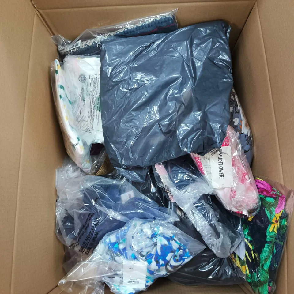 BOX OF APPROXIMATELY 30 ASSORTED CLOTHING/FOOTWEAR ITEMS TO INCLUDE TAMSY, DOWN TO EARTH, ANONYMOUS ETC