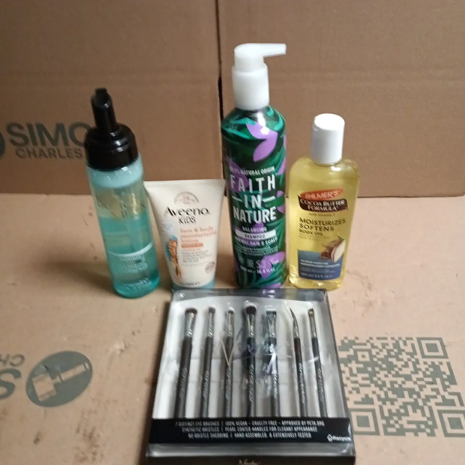 APPROXIMATEY 20 ASSORTED HEALTH AND BEAUTY PRODUCTS TO INCLUDE - FAITH IN NATURE SHAMPOO - AVEENO KIDS BODY LOTION AND A MAKE UP BRUSH SET