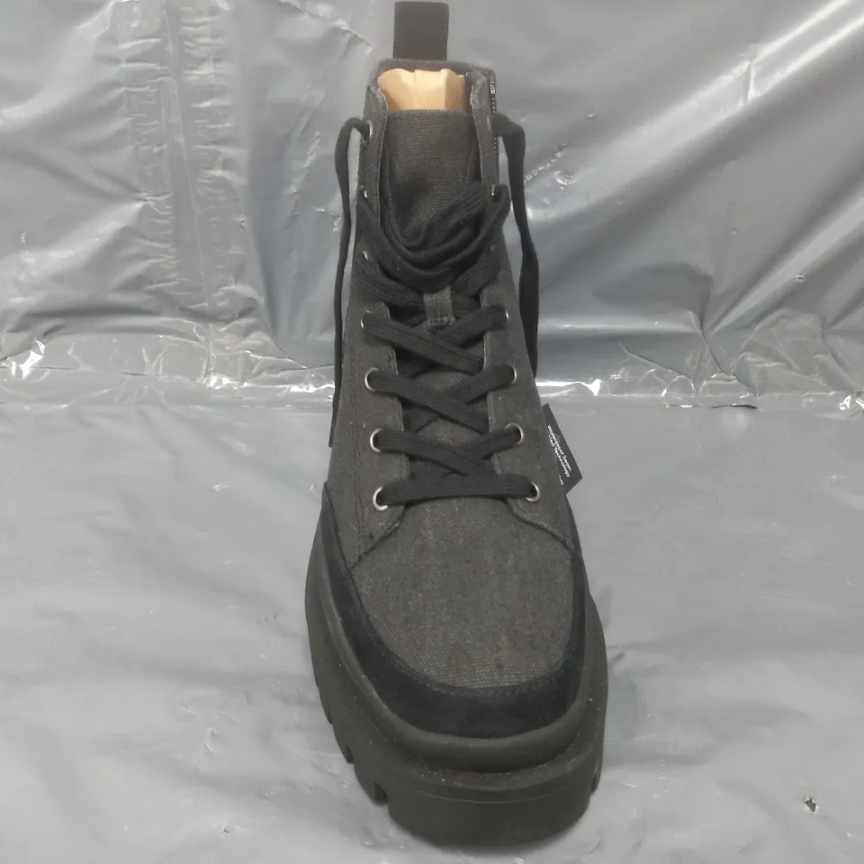 BOXED PAIR OF VIONIC ASPEN HIKER BOOTS IN BLACK SIZE 8