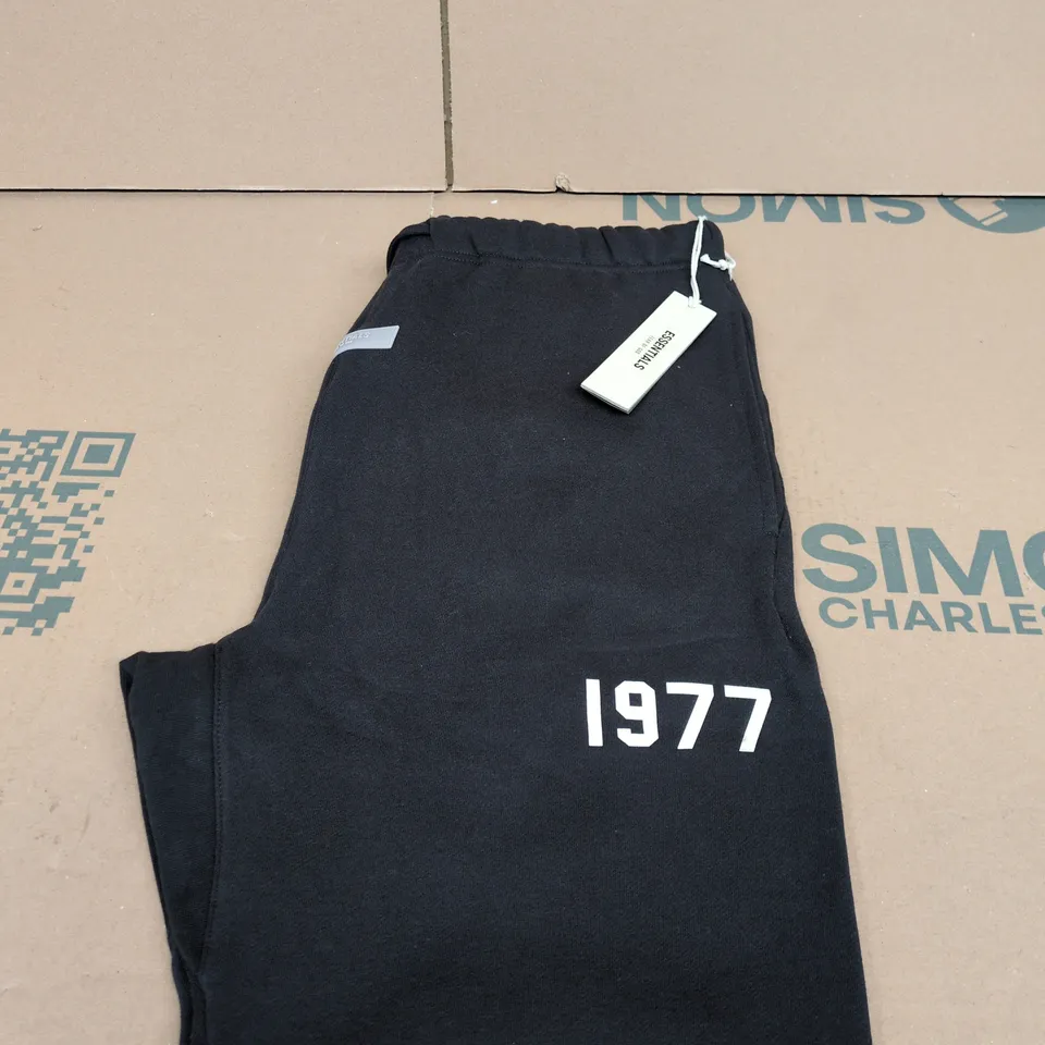 ESSENTIALS JOGGERS WITH '1977' PRINT – SIZE L