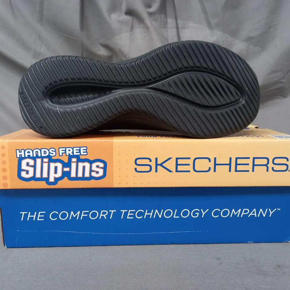BOXED PAIR OF SKECHERS LEATHER SLIP-ON TRAINERS IN BLACK SIZE 4