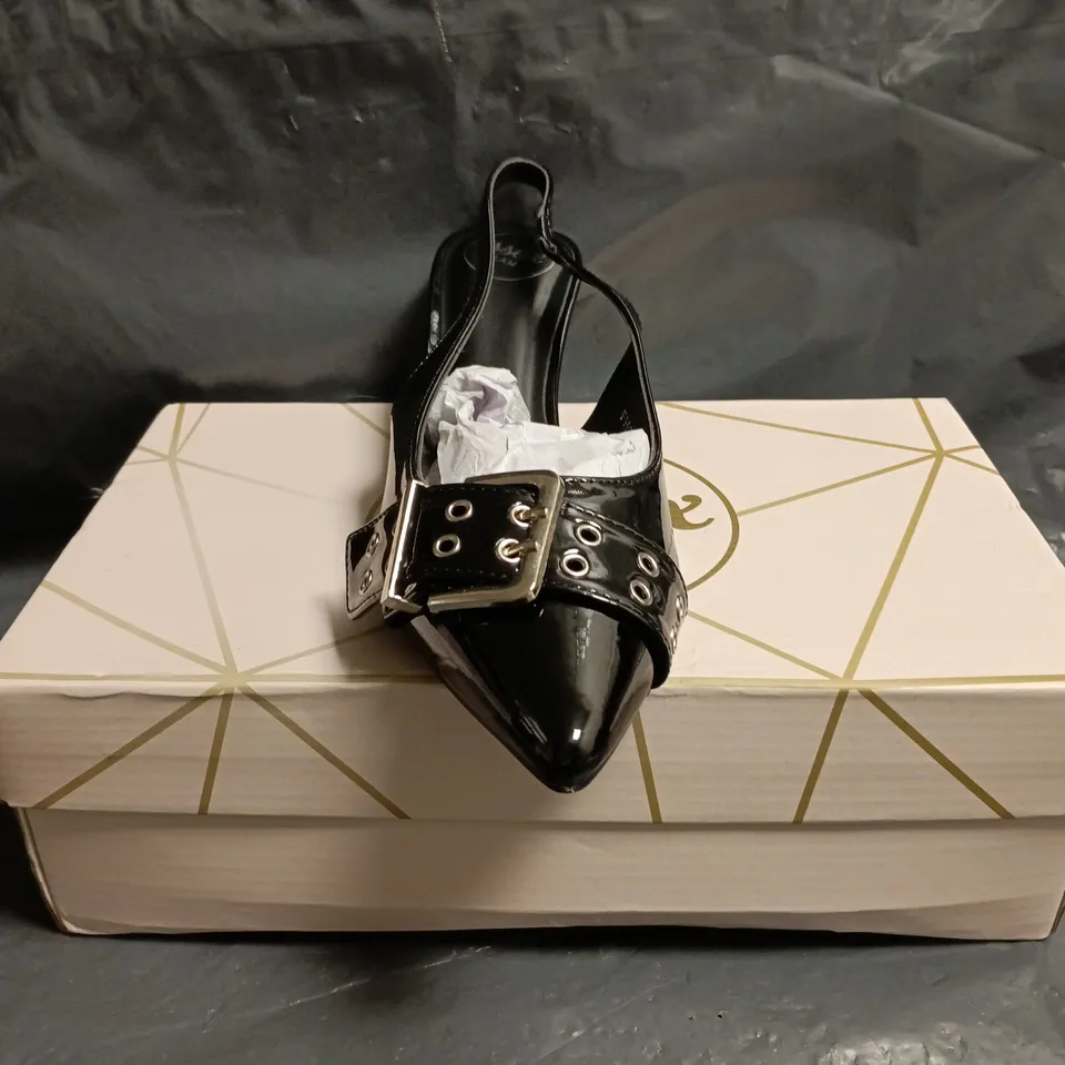 BOXED PAIR OF ESSEX GLAM POINTED TOE LOW HEEL SHOES IN BLACK SIZE UK 5