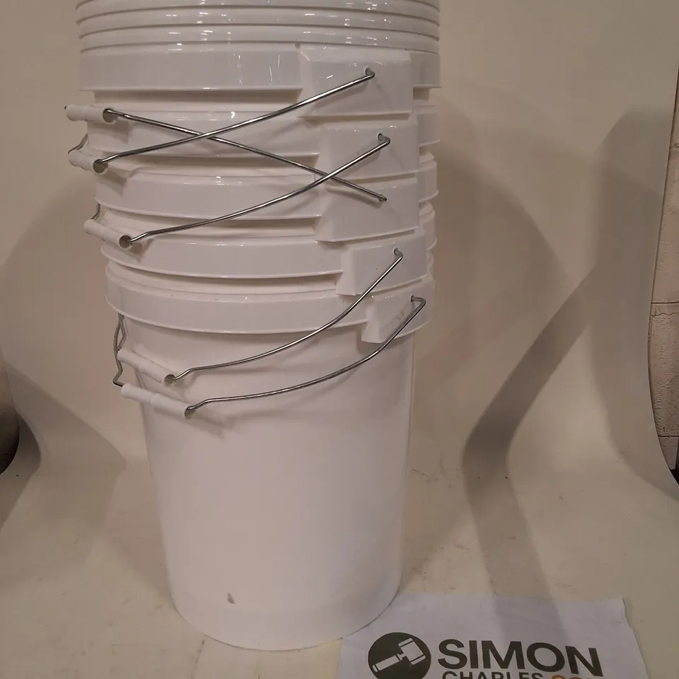 LOT OF 5 WHITE BUCKETS WITH LIDS 26L