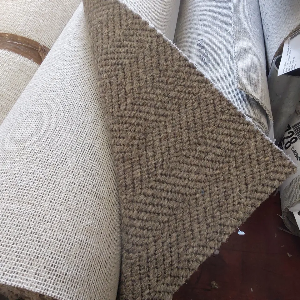 ROLL OF QUALITY LAKELAND WEAVE FORNSIDE CARPET - APPROXIMATELY 4 x 2.98m