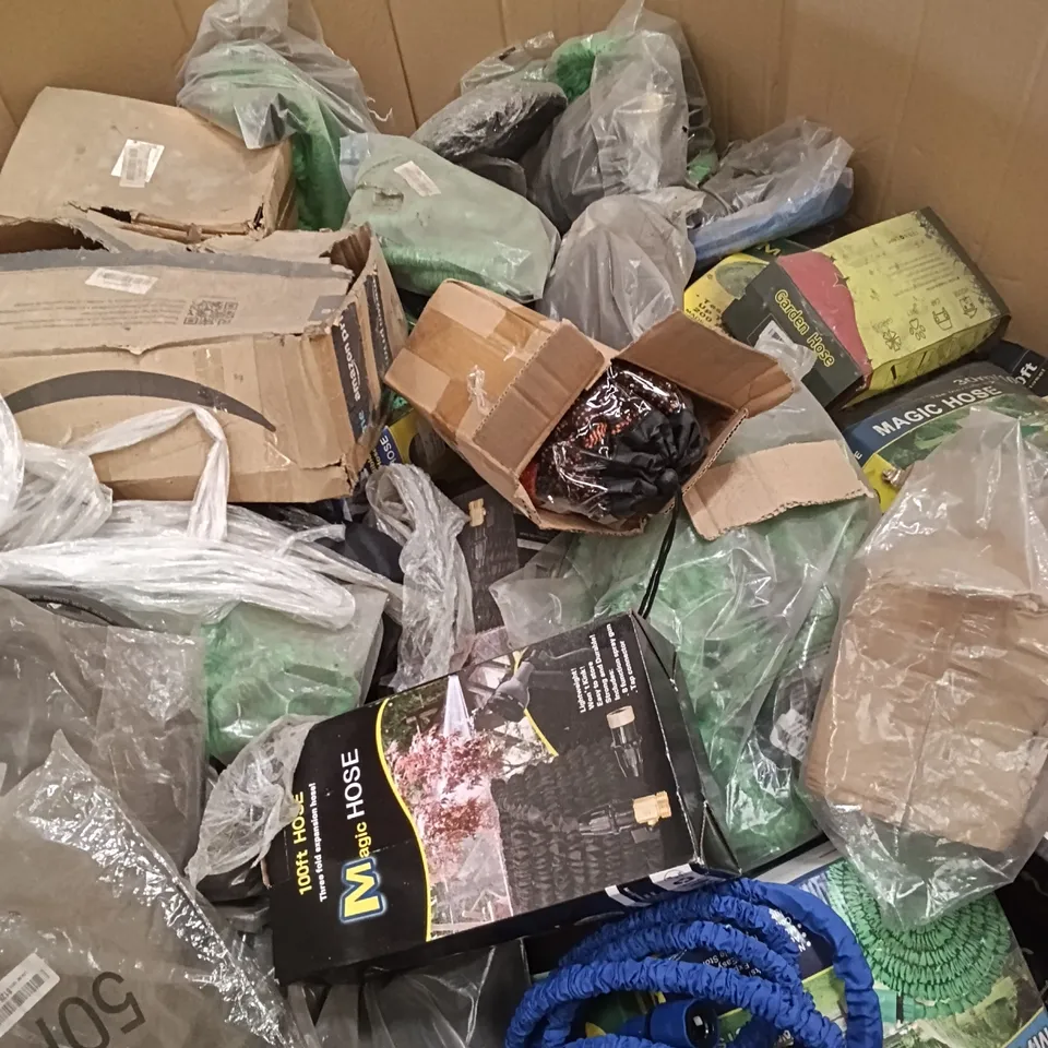 PALLET CONTAINING A LARGE QUANTITY OF A DIFFERENT VARIETY OF GARDEN HOSES AND SIMILAR PRODUCTS