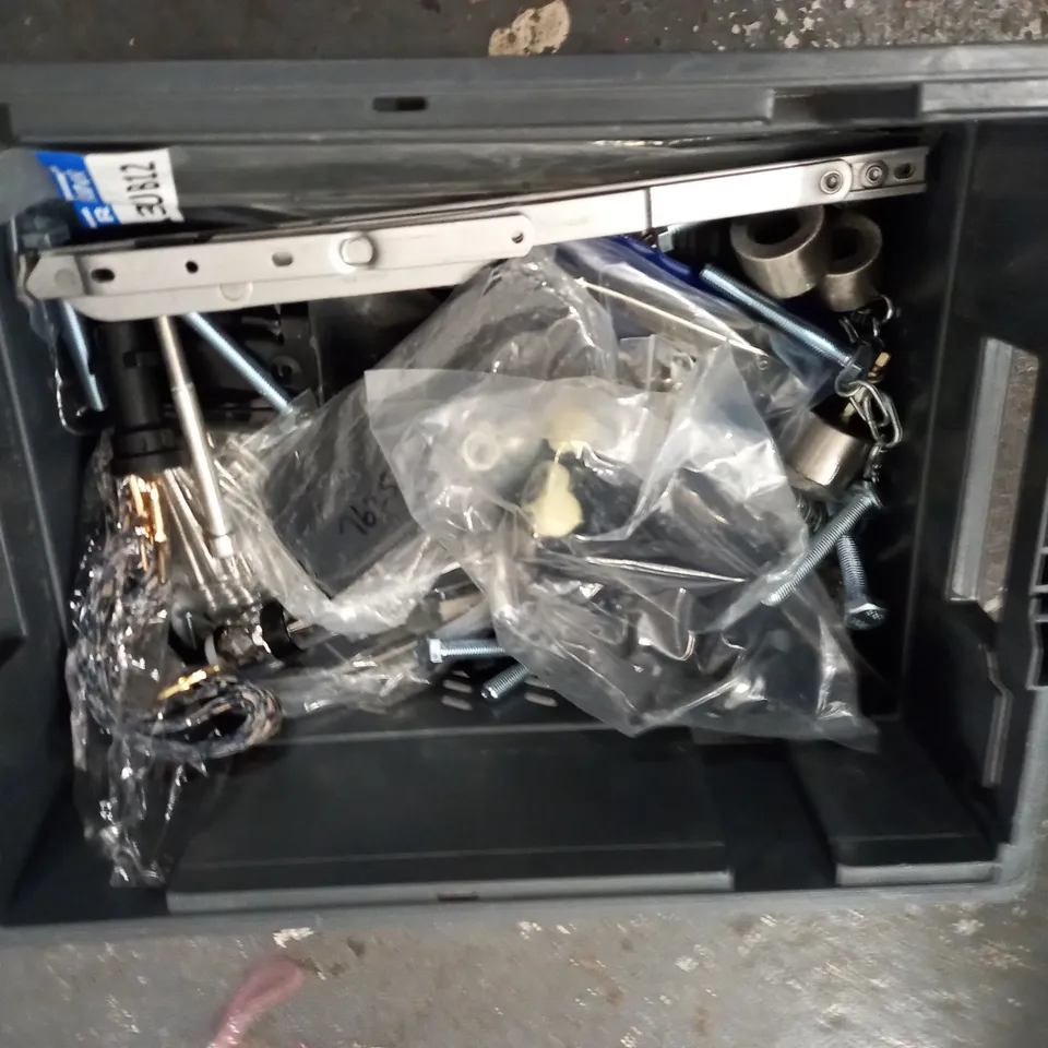 2 CRATES OF ASSORTED HOUSEHOLD FITTING AND FIXTURES 