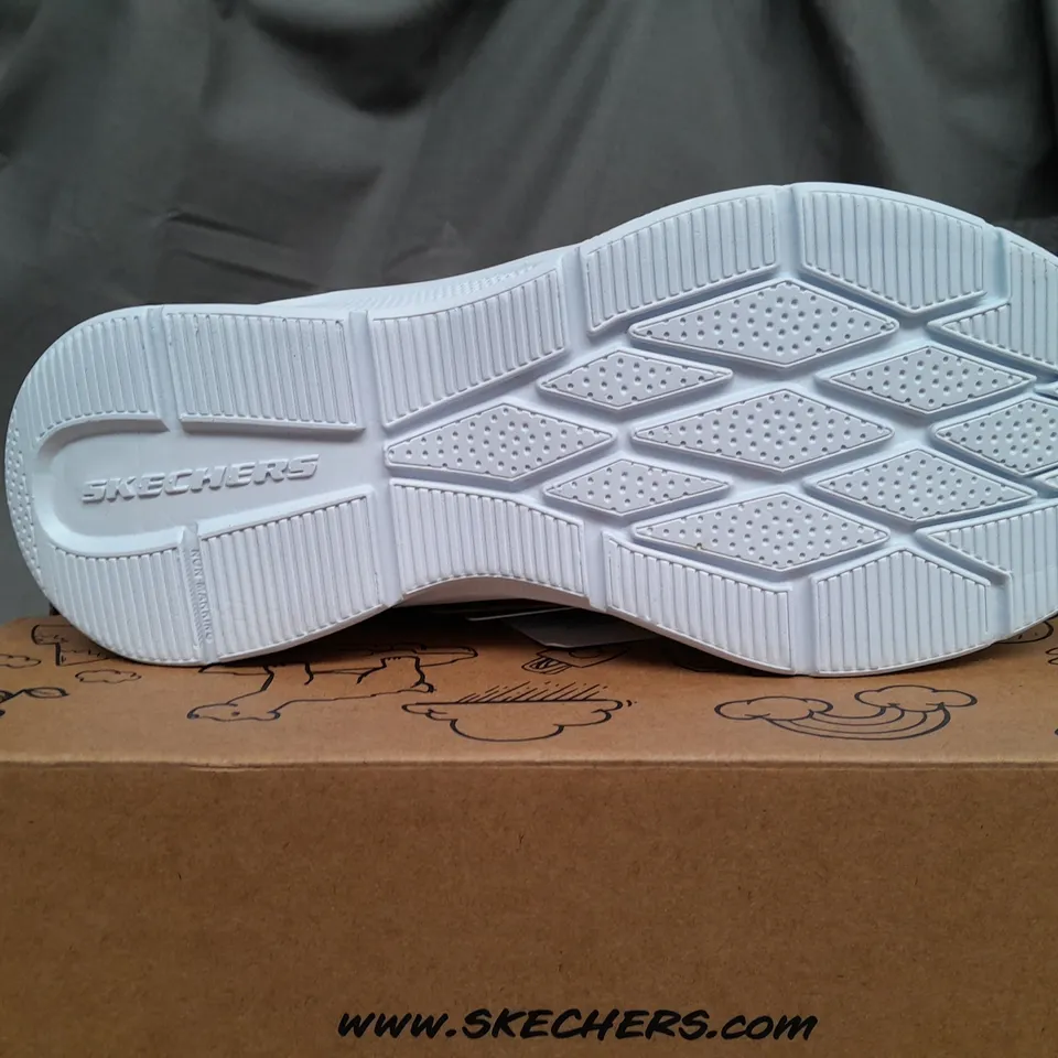 BOXED SKECHERS WHITE VELCRO TRAINERS - UK KIDS 3