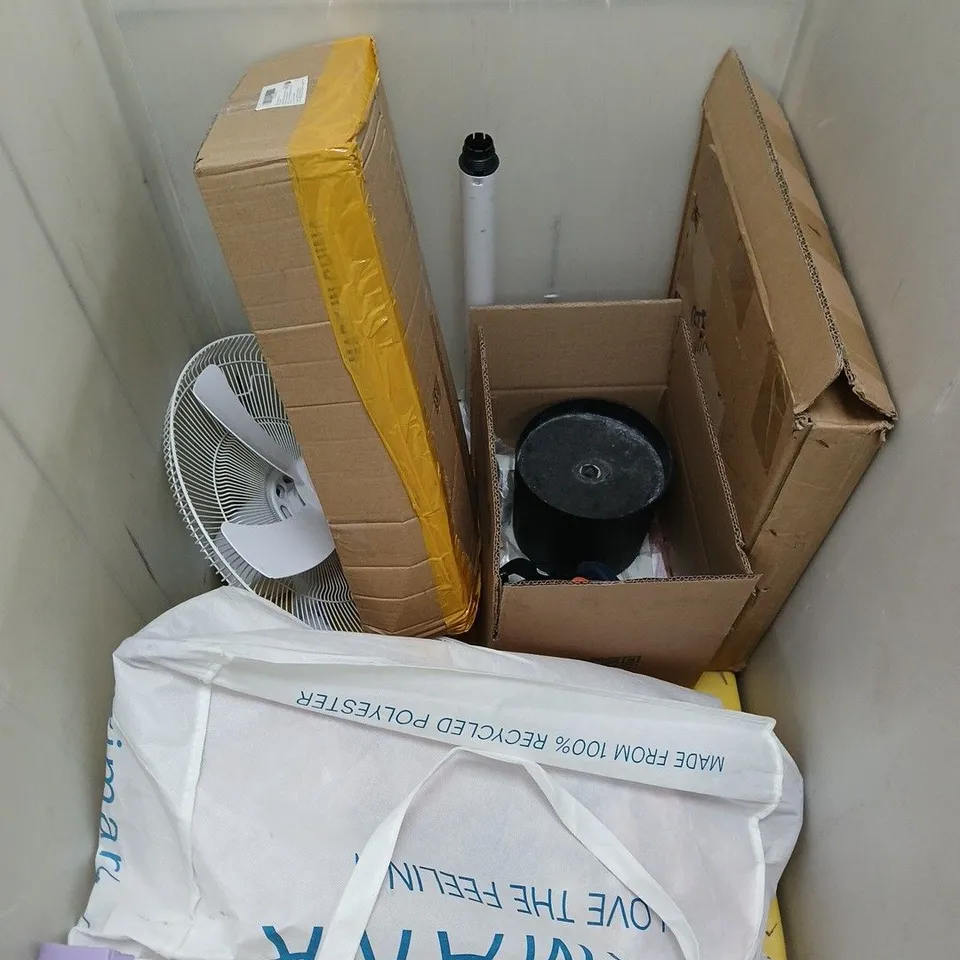 APPROXIMATELY 5 ASSORTED HOUSEHOLD PRODUCTS TO INCLUDE TOILET SEAT, PRAM PLAY SET, STAND FAN ETC 