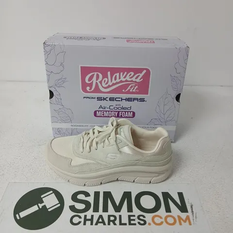 SKECHERS RELAXED FIT SNEAKERS – WHITE MEMORY FOAM SIZE 7