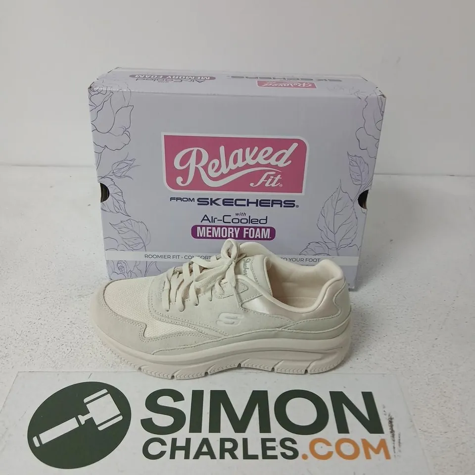 SKECHERS RELAXED FIT SNEAKERS – WHITE MEMORY FOAM SIZE 7