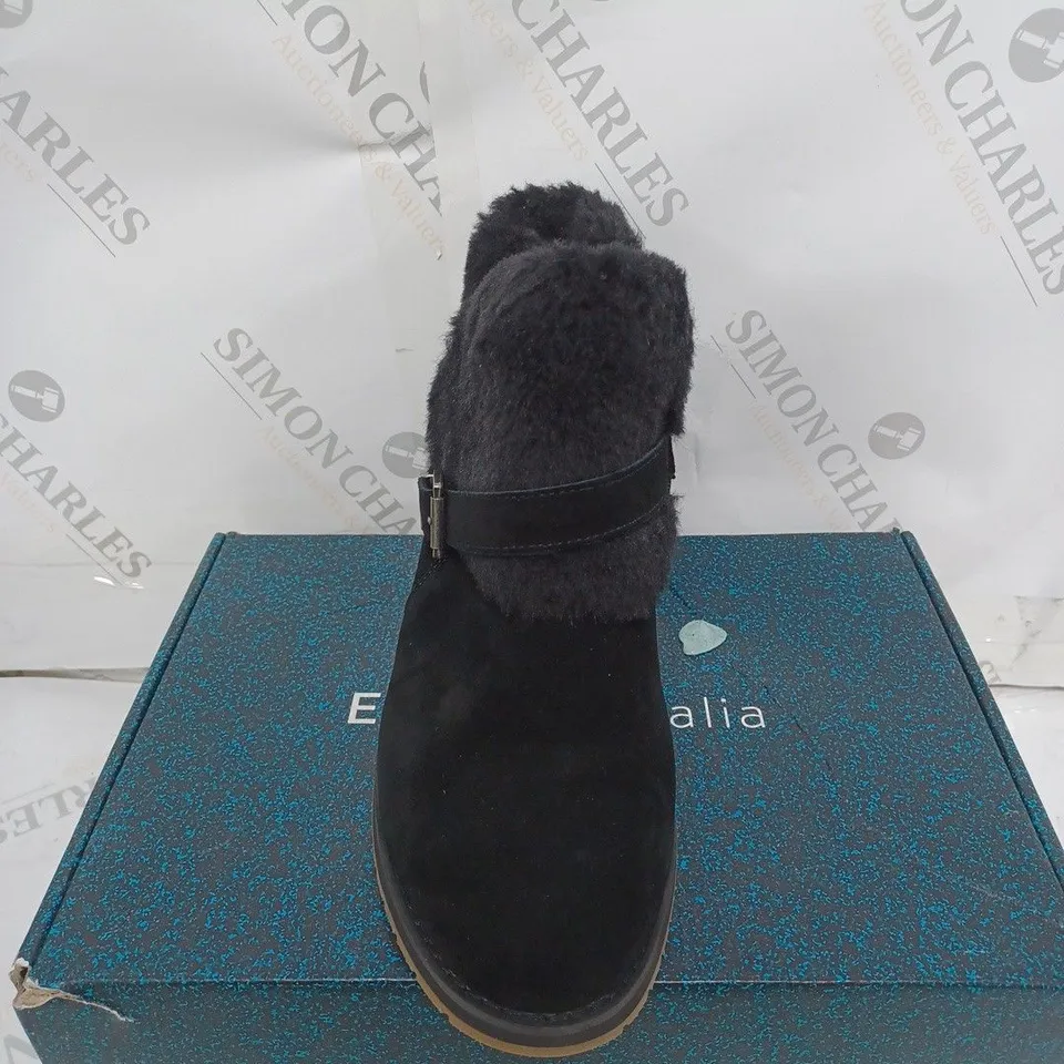 BOXED PAIR OF EMU AUSTRALIA "OXLEY" LEATHER BOOTS - UK SIZE 7, BLACK 