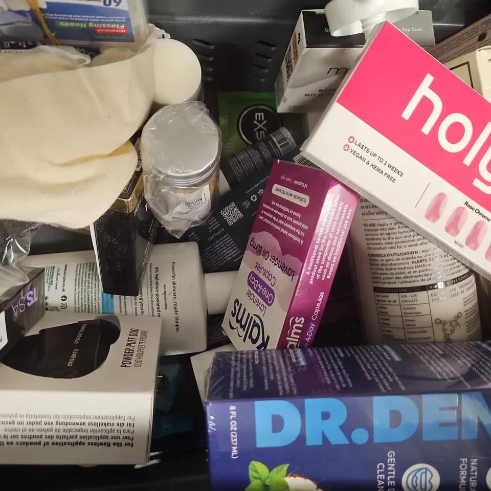 APPROXIMATELY 10 ASSORTED COSMETIC ITEMS TO INCLUDE DR. DENT, DR. SQUATCH, ETC - COLLECTION ONLY