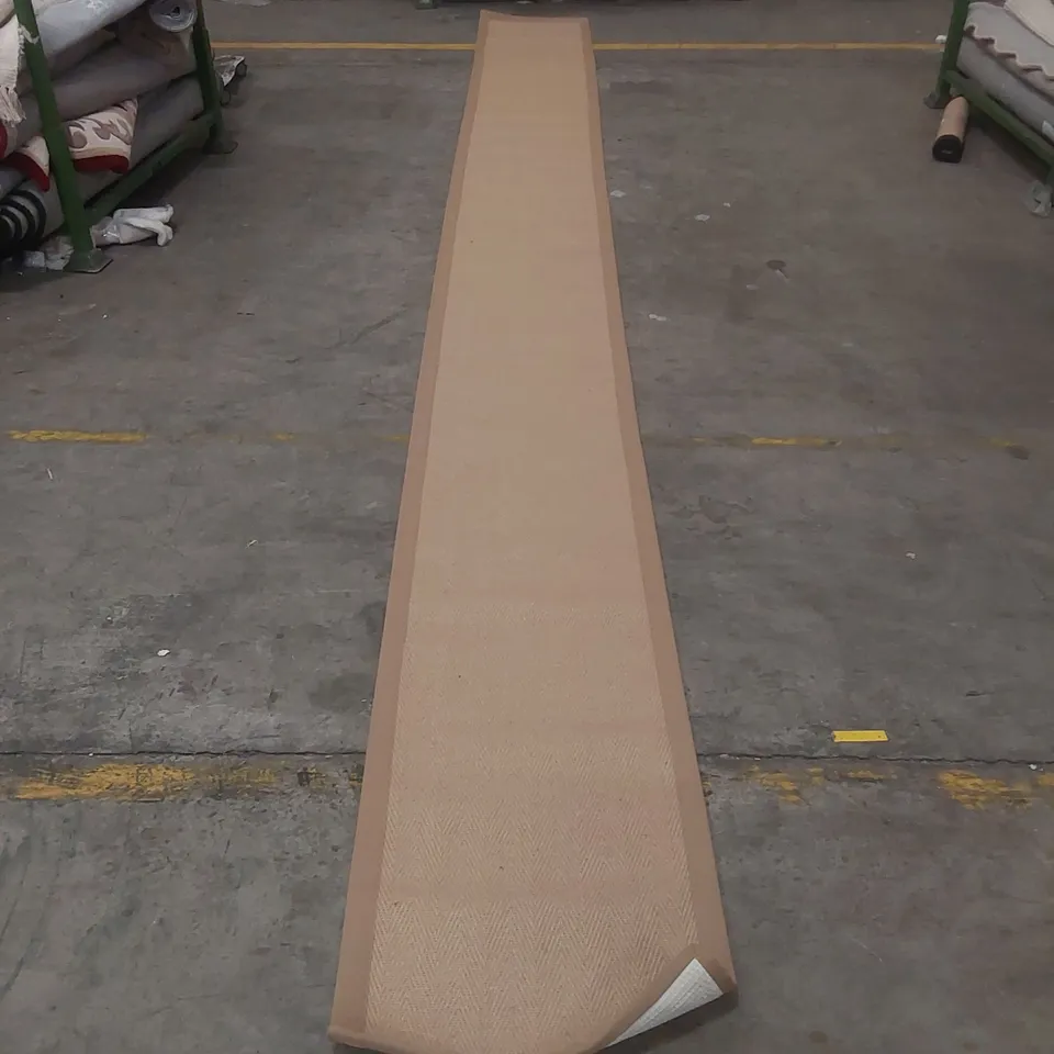 QUALITY DESIGNER RUG - APPROXIMATELY 600 x 60cm