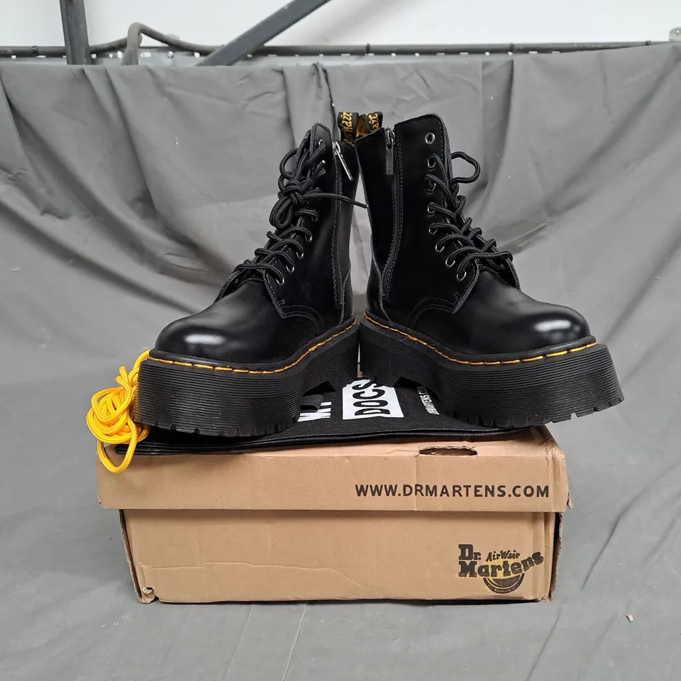 BOXED PAIR OF DR MARTENS CLASSIC BOOTS IN BLACK SIZE 4