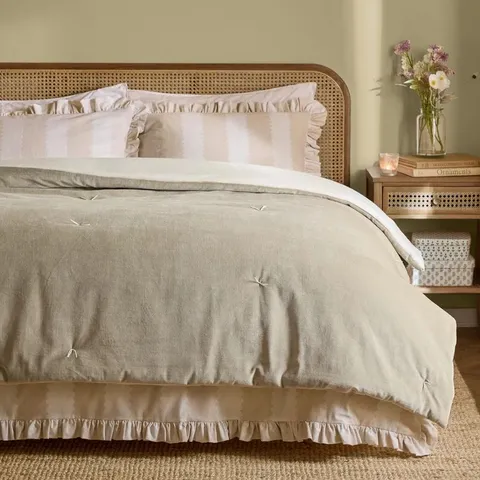 BAGGED EDIE COTTON SOLID COLOUR BEDSPREAD