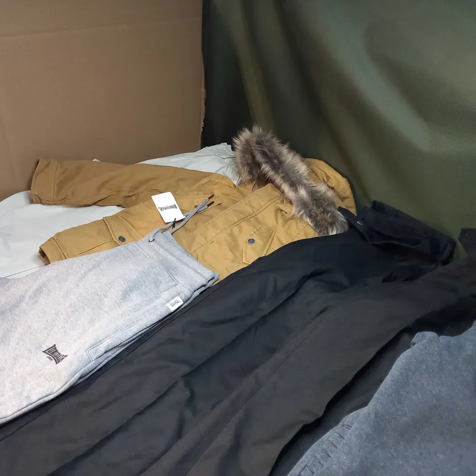 LOT OF APPROX 25 ASSORTED CLOTHING ITEMS VARYING IN SIZE/COLOUR/STYLE TO INCLUDE: TROUSERS, TOPS, DRESSES