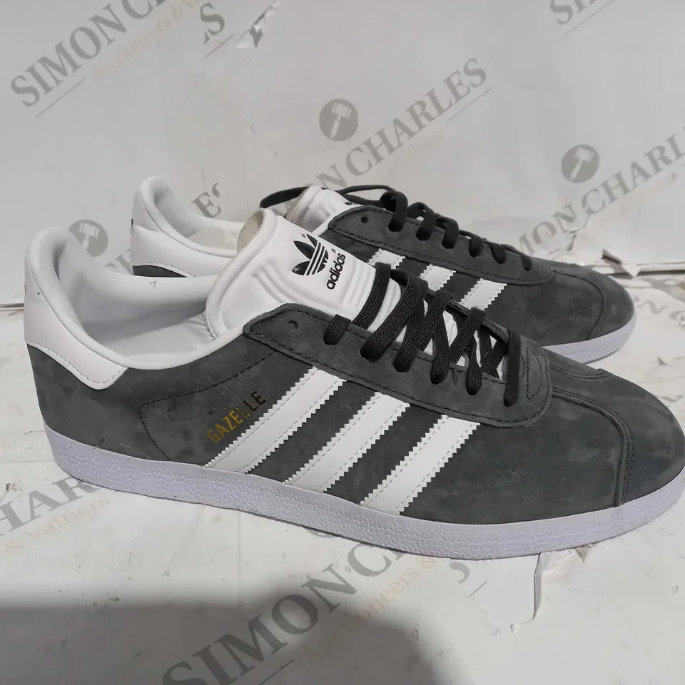 MENS GREY & WHITE ADIDAS GAZELLE SHOES - UK SIZE 9