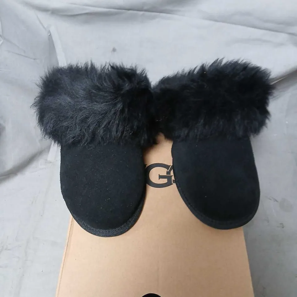 UGG BLACK SCUFF SLIPPERS WITH FUR TRIM – UK 5