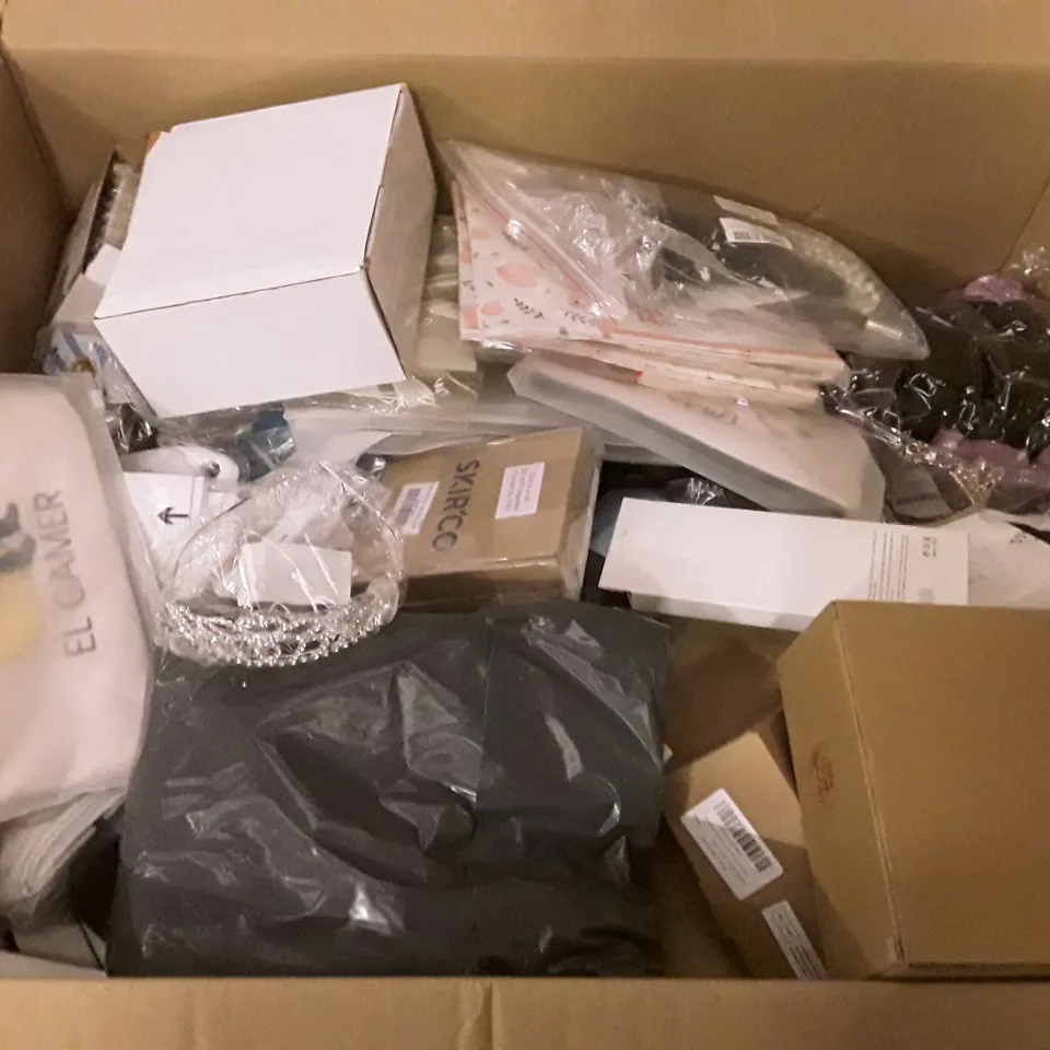 PALLET OF 4 BOXES CONTAINING ASSORTED PRODUCTS INCLUDING SINGLE USE FACE MASK, PEPPER GRINDERS, TABLET CASE, PORTABLE SSD, USB A TO USB C CABLE, CHEESE GRATER
