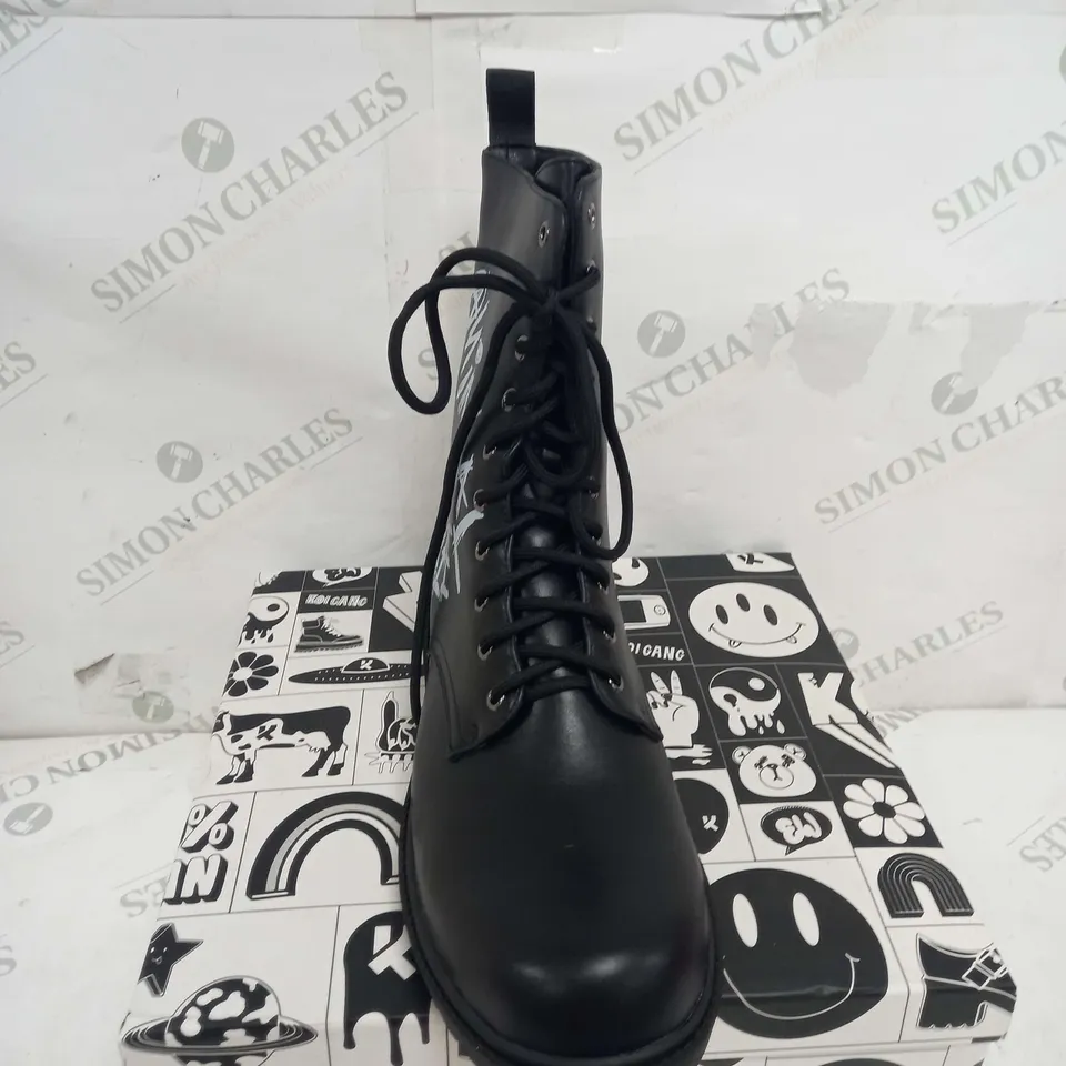 BOXED PAIR OF KOI FOOTWEAR THE STATEMENT ANIMAL FREE MENS MILITARY BOOTS - SIZE 8
