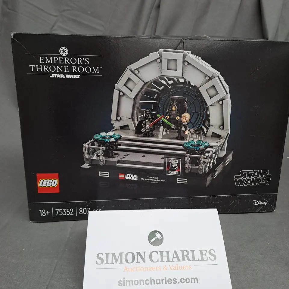 EMPERORS THRONE ROOM DIORAMA  RRP £89.99