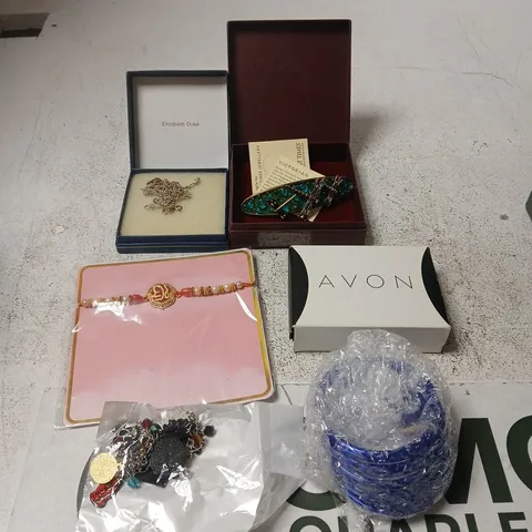 APPROXIMATELY 20 ASSORTED JEWELLERY PRODUCTS TO INCLUDE EARRINGS, NECKLACES, RINGS ETC 