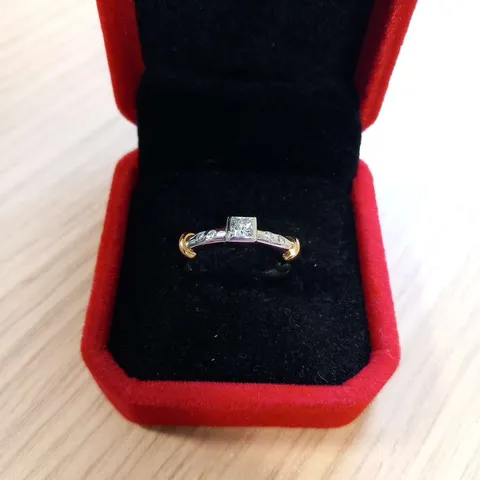 18CT GOLD RING SET WITH A NATURAL PRINCESS CUT DIAMOND AND NATURAL DIAMONDS TO EACH SHOULDER