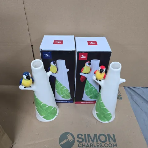 12 BOXED DECO DECORATIVE PARROT VASES TO INCLUDE RED & BLUE VARIANTS 