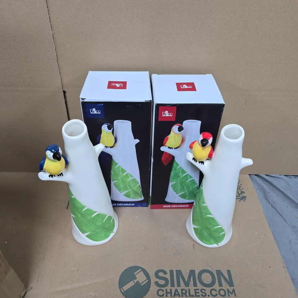 12 BOXED DECO DECORATIVE PARROT VASES TO INCLUDE RED & BLUE VARIANTS 