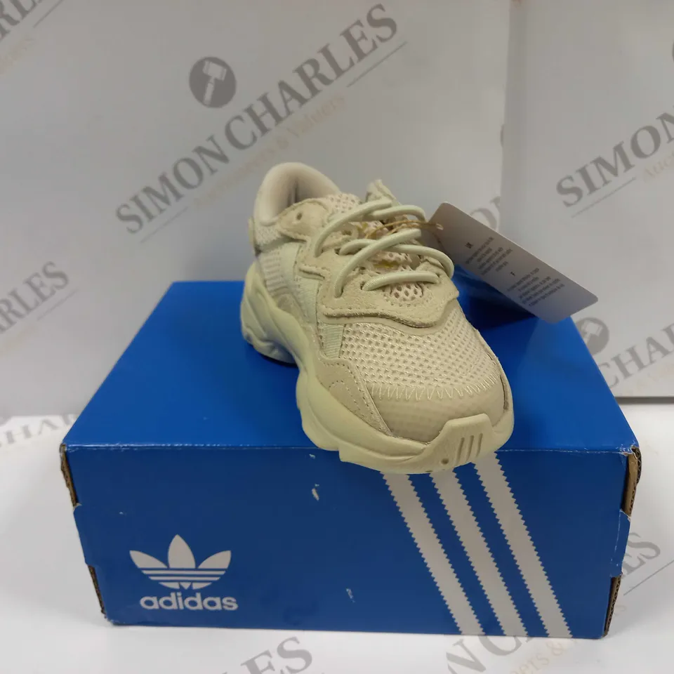 BOXED PAIR OF ADIDAS ID9405 ORIGINALS OZWEEGO INFANT TRAINERS UK SIZE 6K