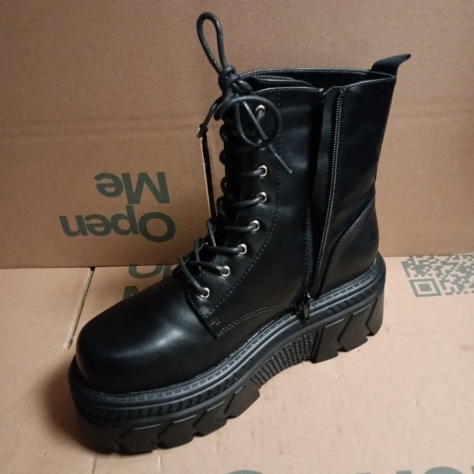 BOXED KOI DEATHWATCH TRIDENT PLATFORM BOOTS IN BLACK - UK6