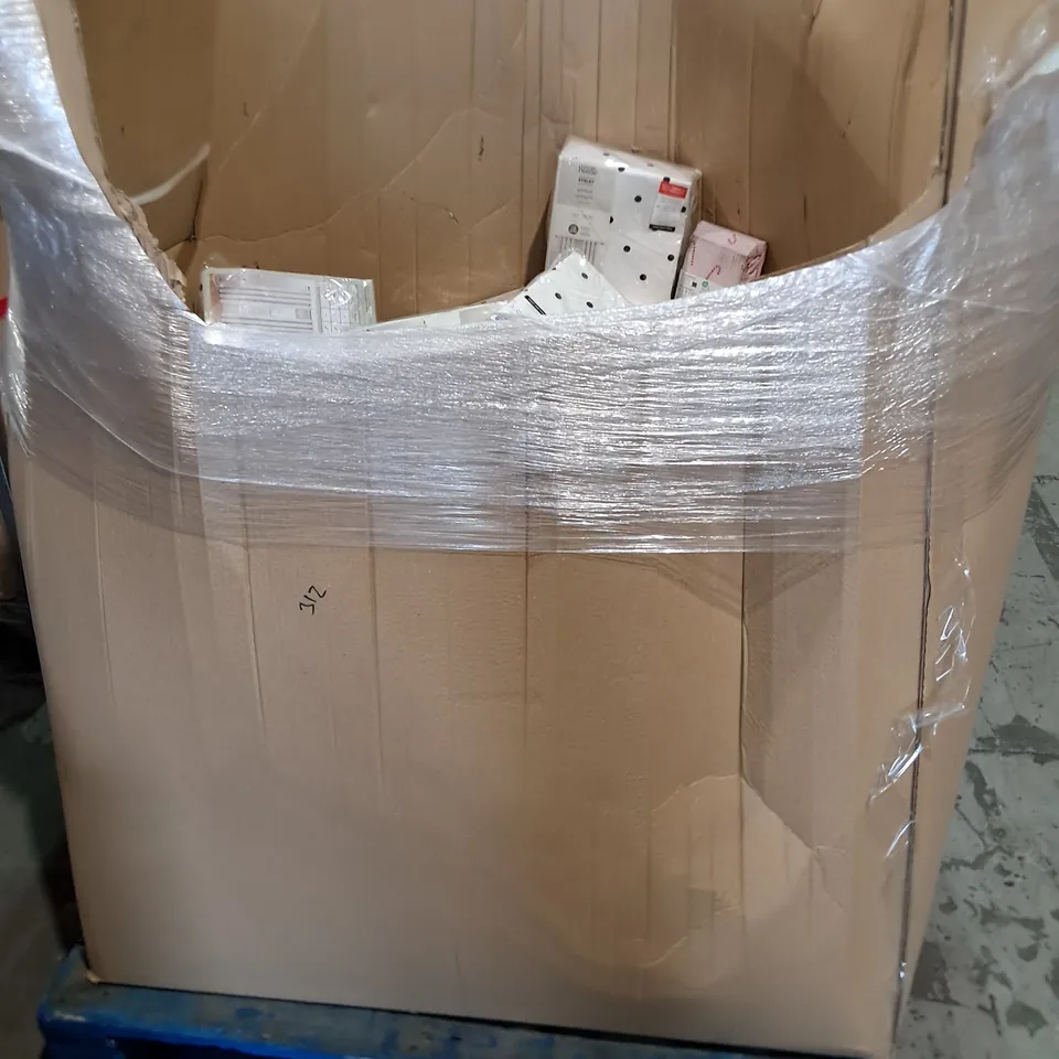 PALLET CONTAINING A LARGE QUANTITY OF ASSORTED NEW HOME FABRIC ITEMS TO INCLUDE EYELET CURTAINS AND DUVET SETS