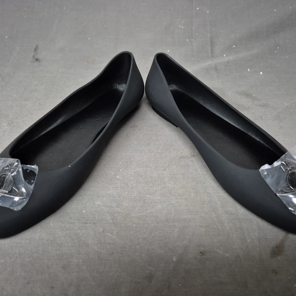 BOXED PAIR OF UNBRANDED SLIP-ON SHOES IN BLACK EU SIZE 39