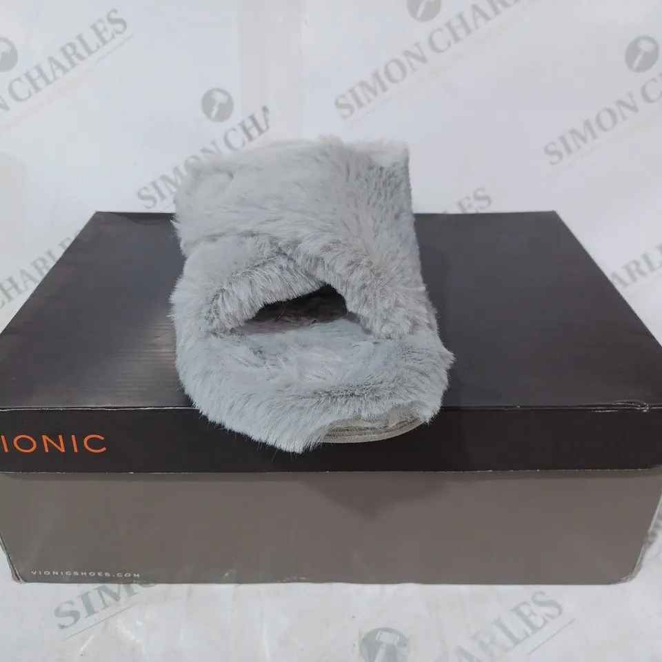BOXED PAIR OF VIONIC SLIPPERS IN LIGHT GREY SIZE 8