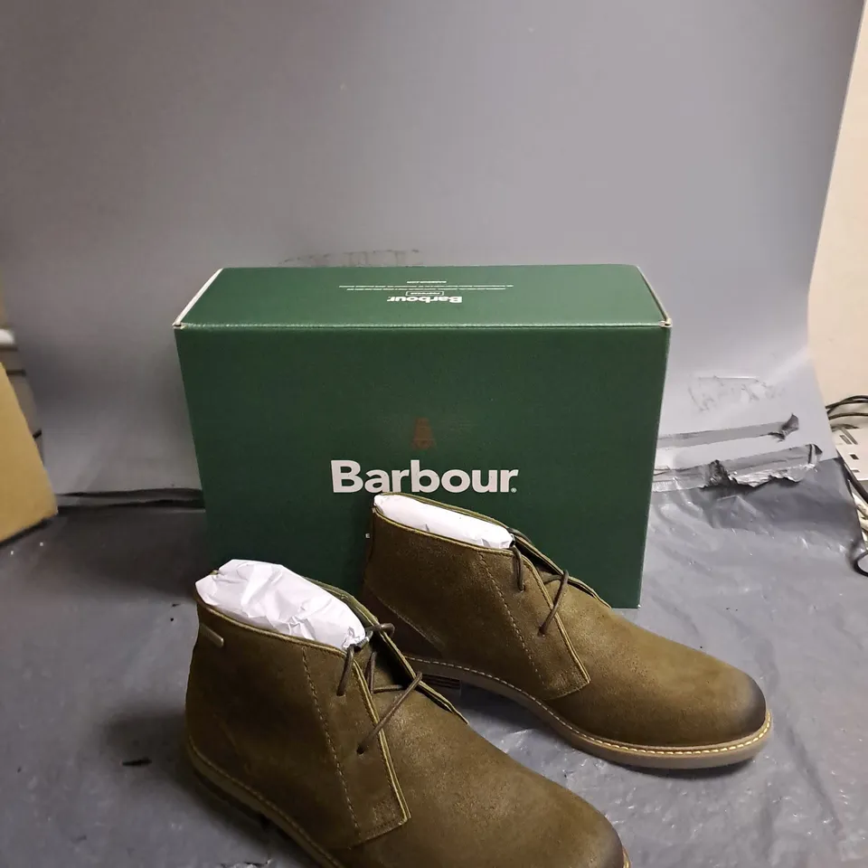 BOXED PAIR OF BARBOUR READHEAD KHAKI BOOTS SIZE UK 10