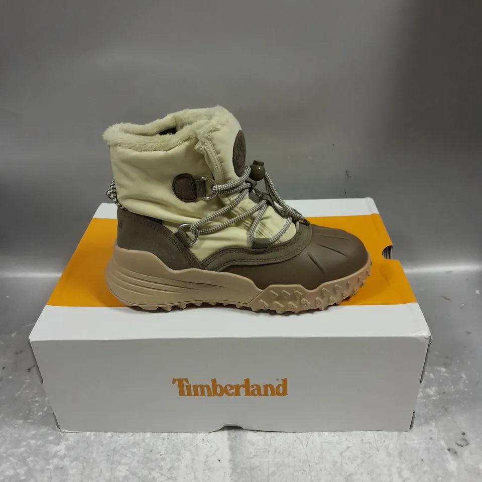 BOXED PAIR OF TIMBERLAND WOMENS MID WARM WATERPROOF SNOW BOOTS SIZE 3.5