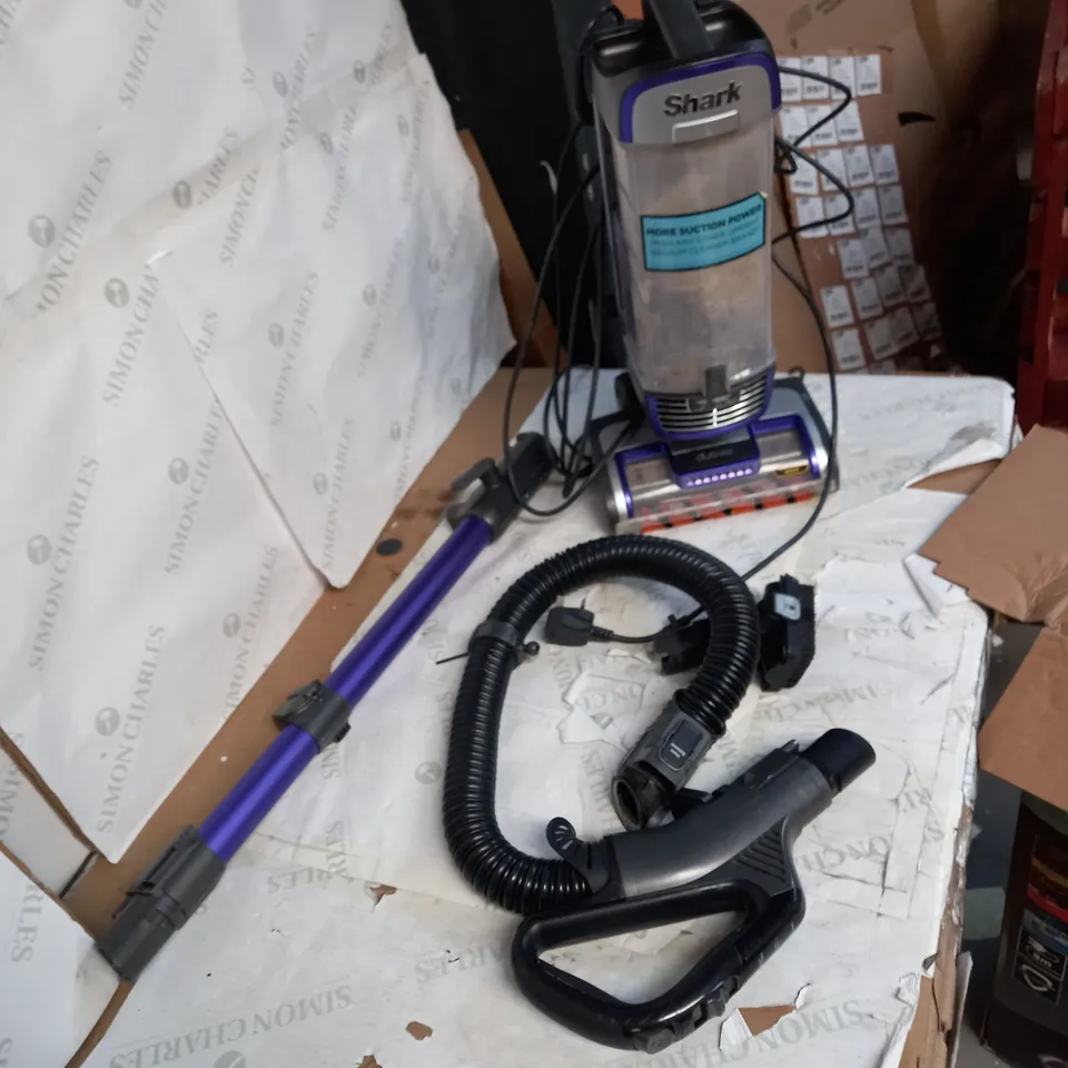 SHARK CORDLESS VACUUM WITH ANTI HAIR WRAP 
