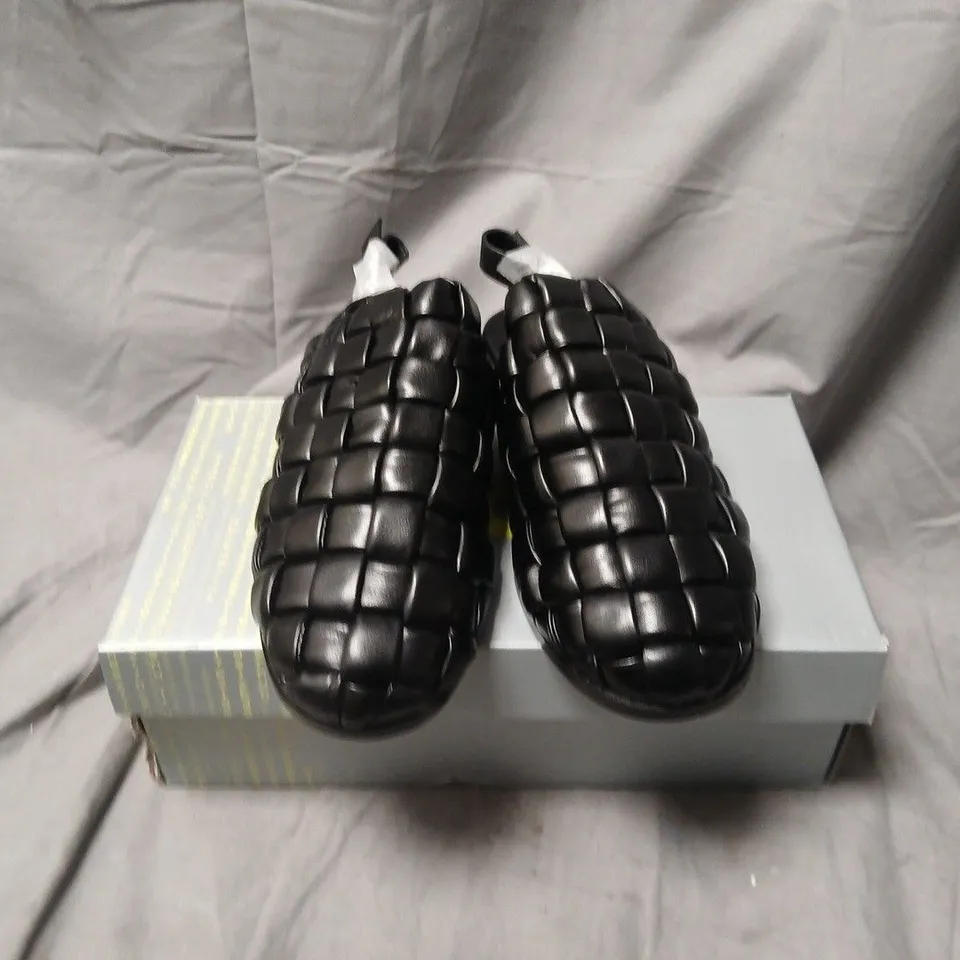 BOXED KOI PROVENCE MENS WEAVED SLINGBACK SANDALS IN BLACK - UK 8