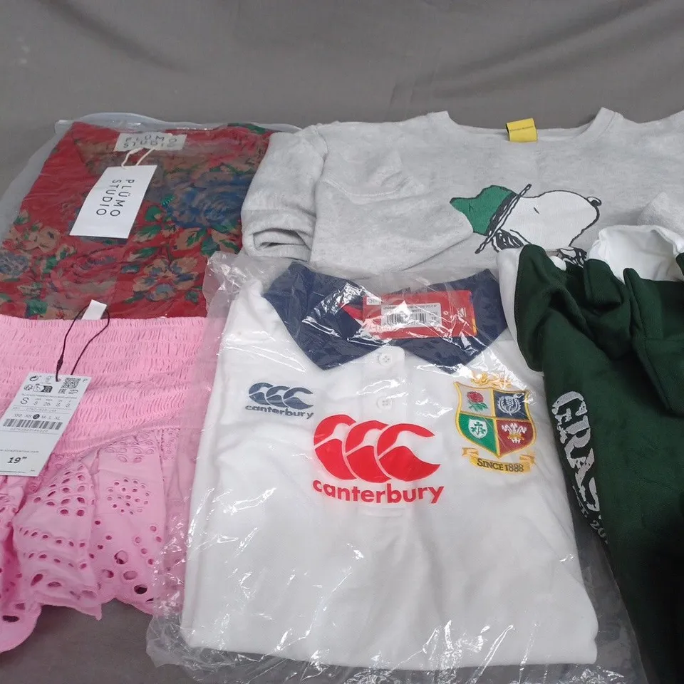 BOX OF APPROXIMATELY 20 ASSORTED CLOTHING ITEMS TO INCLUDE - JUMPER , POLO SHIRT , DRESS ETC