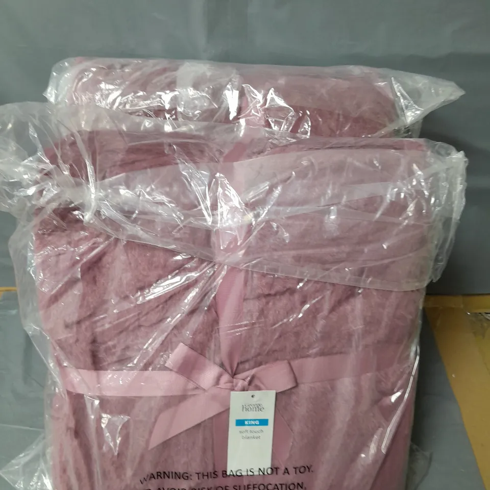 LOT OF 2 SOFT TOUCH BLANKETS - PINK - KING SIZE